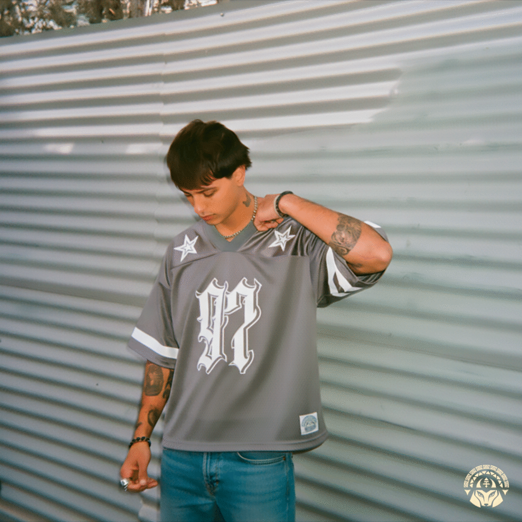 Modelo con gorro y jersey gris, estilo urbano para hombre