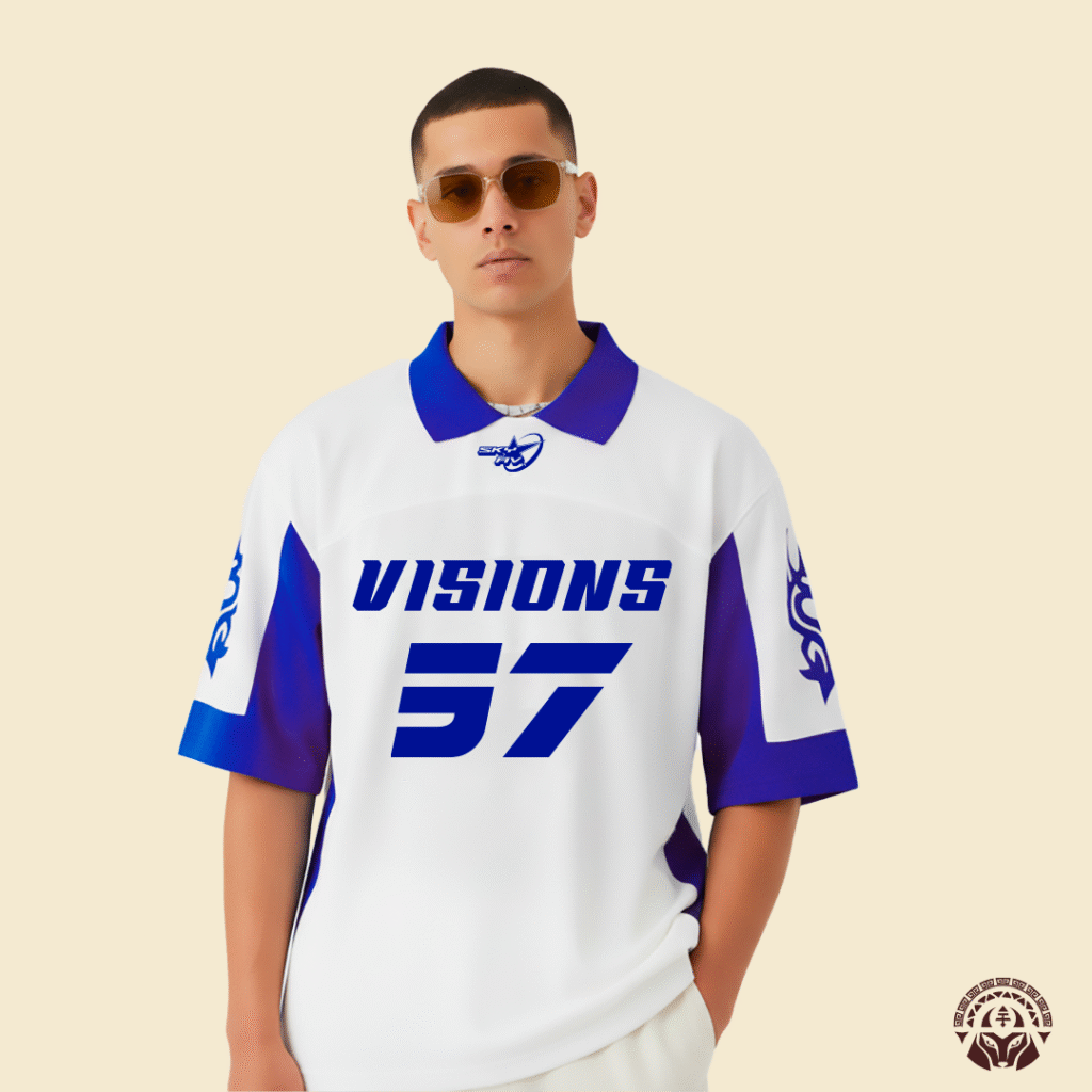Modelo con jersey blanco Visions 37, Ropa Streetwear Ecuador
