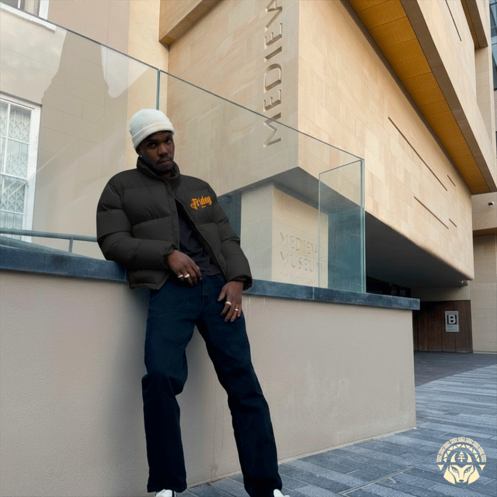 Chaqueta negra y gorro, outfit de Moda Urbana Ecuador